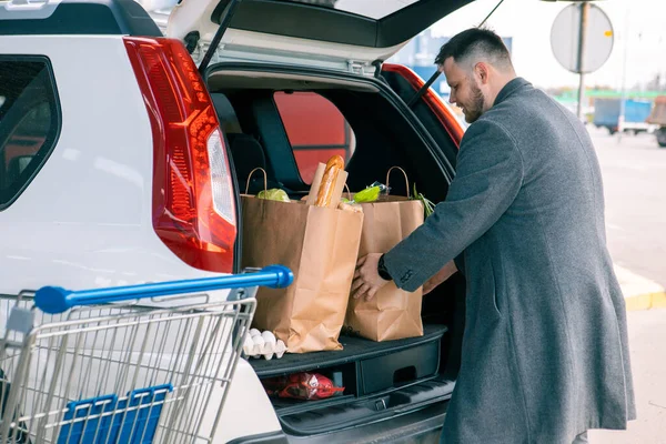 Man Putting Bags Product Car Trunk Copy Space — Stock Photo, Image