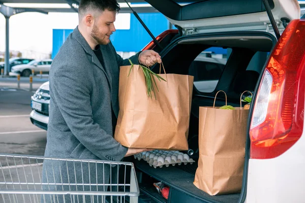 Homem Colocando Sacos Com Produto Espaço Cópia Tronco Carro — Fotografia de Stock