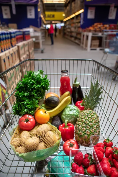 Carrito Tienda Comestibles Con Frutas Verduras Copiar Espacio Ensalada Piña — Foto de Stock