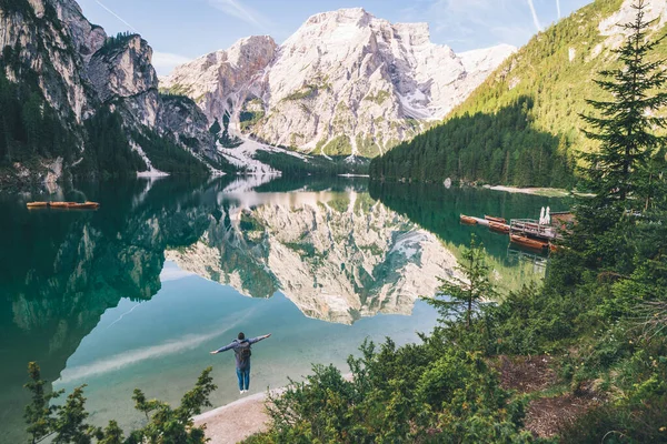 大きな世界の小さな人々の概念男は山の湖のビーチに立っている コピースペース 夏の旅行のコンセプト — ストック写真