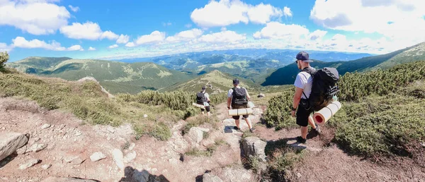 Joven Excursionista Las Montañas Sendero Trekking Verano Espacio Copia — Foto de Stock