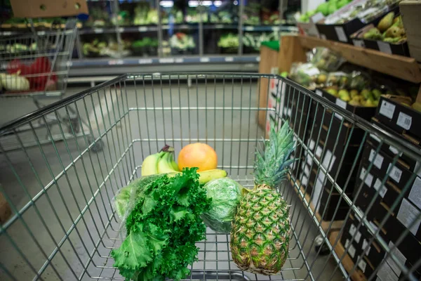 带有水果和蔬菜的购物车仿制空间沙拉菠萝香蕉柚子 — 图库照片