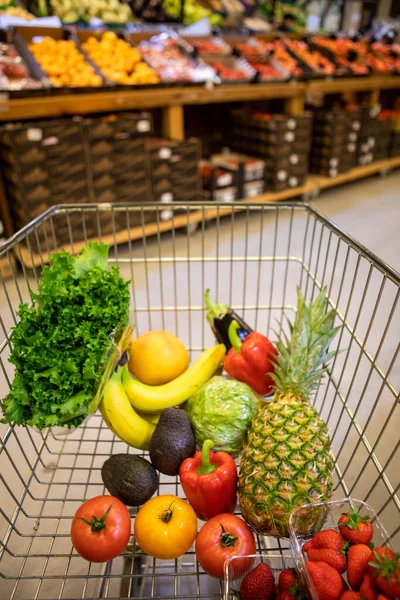 Carrito Tienda Comestibles Con Frutas Verduras Copiar Espacio Ensalada Piña — Foto de Stock