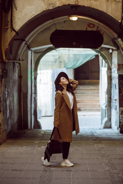 Woman Stylish Coat Hat Walking Small European Street Copy Space — Stock Photo, Image