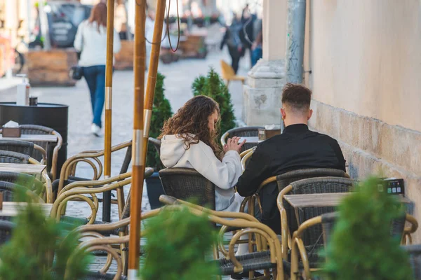 Lviv Ucrania Abril 2021 Personas Sentadas Aire Libre Café Copiar — Foto de Stock