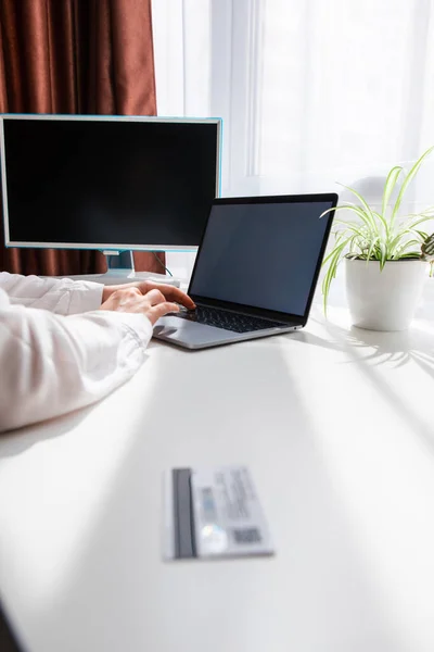 Mão Mulher Segurando Cartão Crédito Surf Laptop Tela Branca Sistema — Fotografia de Stock