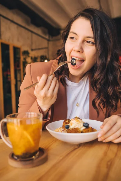 Smiling Beautiful Woman Cafe Eating Cake Ice Cream Blueberries Orange — Stock Photo, Image