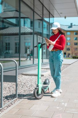 Elektrikli scooter kiralamak. Son mil şehir aktarım aracını kullanarak kopyalamak.