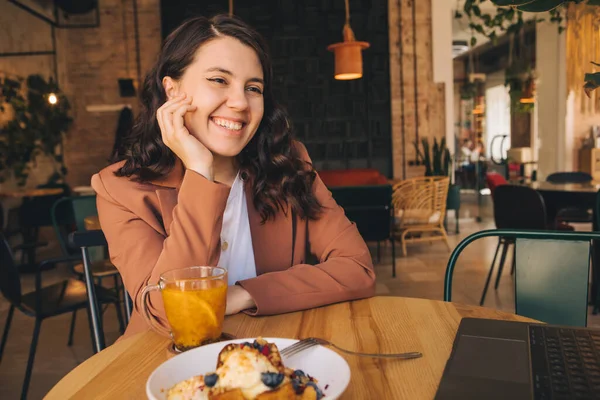Mujer Sonriente Freelancer Cafetería Con Espacio Copia Portátil — Foto de Stock