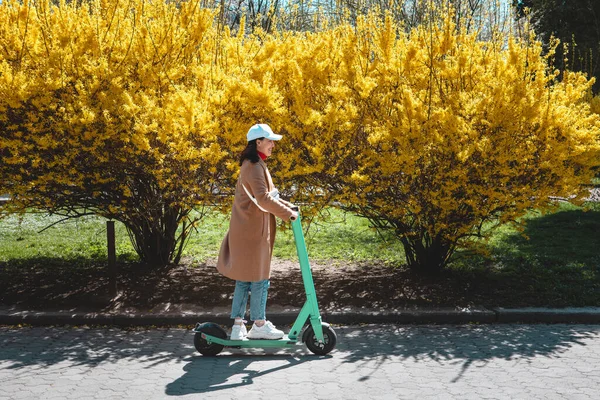 Joven Bonita Mujer Caballo Eléctrico Patada Scooter Última Milla Transporte —  Fotos de Stock