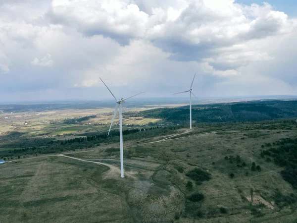 Turbiny Wiatrowe Zielone Odnawialne Energia Elektryczna Niebo Chmury — Zdjęcie stockowe