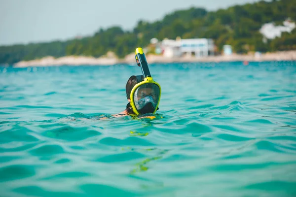 Vrouw Snorkelen Masker Zee Water Kopiëren Ruimte — Stockfoto