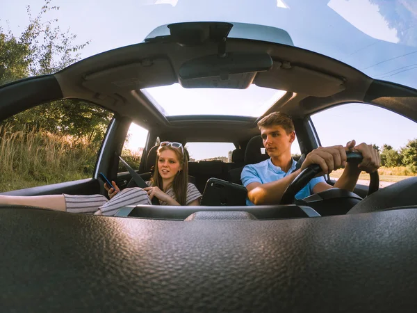 Junges Glückliches Paar Auto Road Trip — Stockfoto