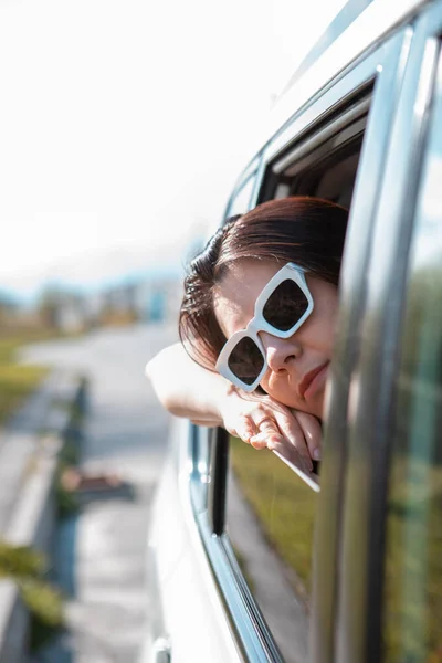 女人从车窗往外看 公路旅行的概念 夏日晴天 — 图库照片