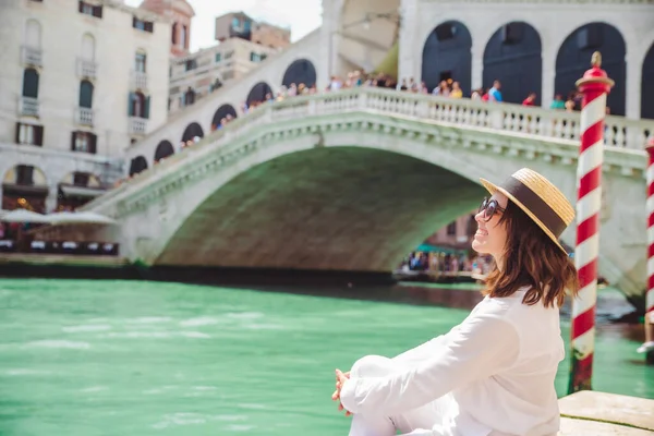 Mulher Sentada Perto Ponte Rialto Veneza Itália Olhando Para Grande — Fotografia de Stock