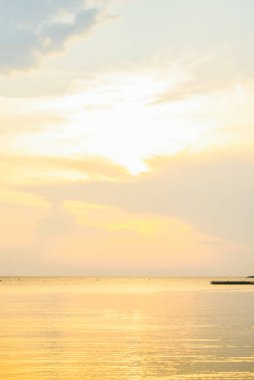 Deniz üzerinde turuncu gün batımı manzarası. Boşluğu kopyala