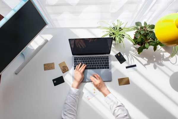 Vue Aérienne Mains Sur Clavier Ordinateur Portable Les Cartes Crédit — Photo