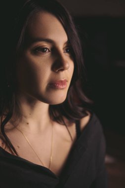 30-39 yaşlarındaki beyaz bir kadının portresi.