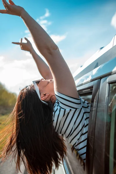 Uma Mulher Olhar Pela Janela Carro Conceito Viagem Rodoviária Verão — Fotografia de Stock