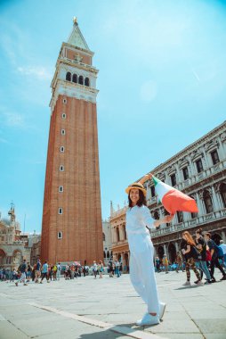 Venedik Meydanı Çan Kulesi 'nin ortasında İtalyan bayrağı taşıyan kadın yaz zamanı Campanile di San Marco
