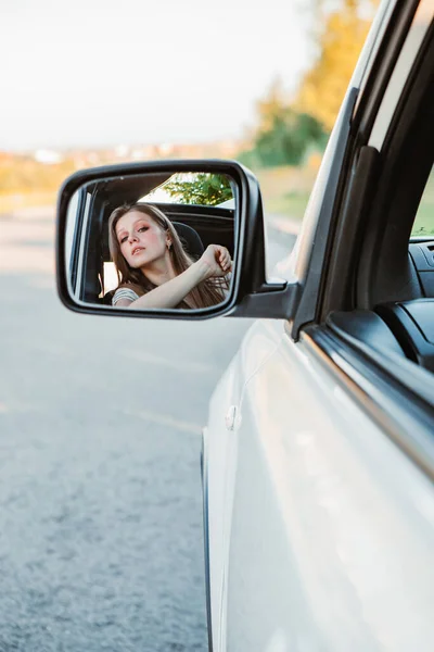 Jonge Mooie Vrouw Rijdt Auto Bij Zonsondergang Warme Zonnige Dag — Stockfoto