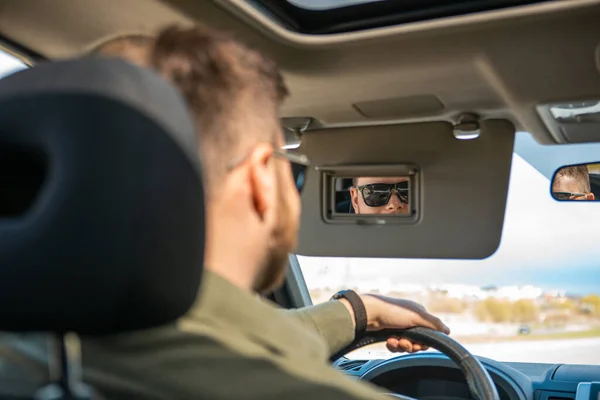 Espelho Traseiro Homem Reflexão Dirigindo Espaço Cópia Carro — Fotografia de Stock