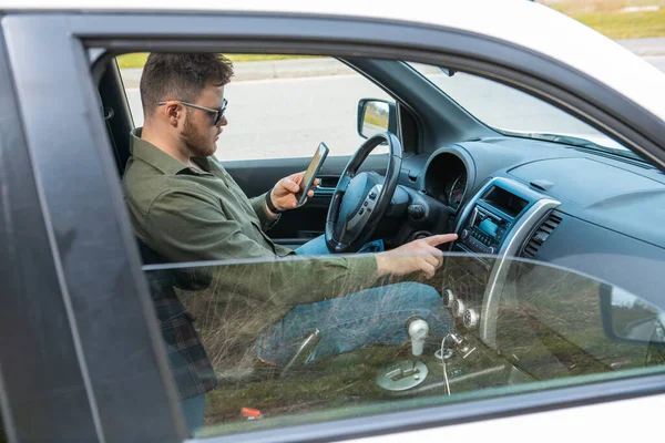 Hombre Sentado Coche Usando Teléfono Distraído Estilo Vida —  Fotos de Stock