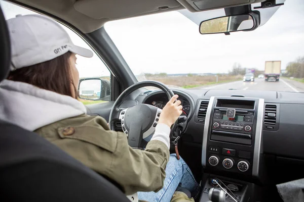 Mulher Dirigindo Carro Tempo Chuvoso Vista Dentro Painel Instrumentos Espaço — Fotografia de Stock