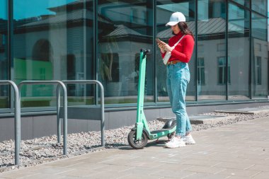 Elektrikli scooter kiralamak. Son mil şehir aktarım aracını kullanarak kopyalamak.