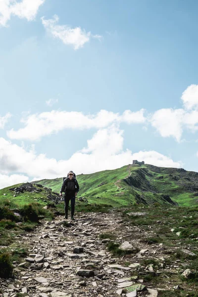 Dağlardaki genç yürüyüşçü. Yaz yürüyüşü yolu. Boşluğu kopyala.