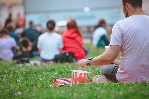 Hombre Sentado Manta Comiendo Bocadillos Frente Pantalla Grande Cine Aire —  Fotos de Stock