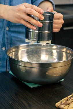 Un ile yemek pişiren kadın.