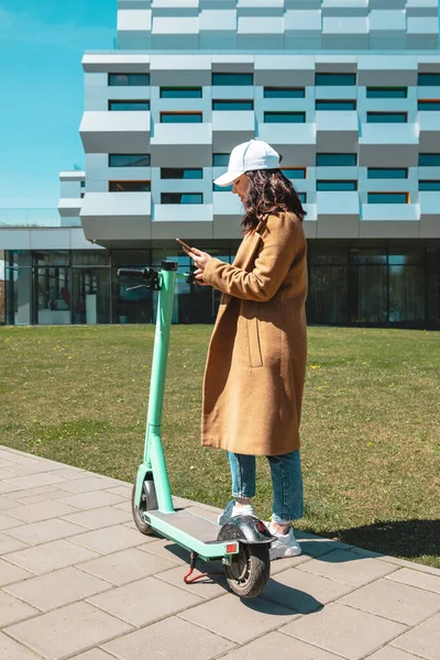 Alquiler Patada Eléctrica Scooter Usando Teléfono Última Milla Ciudad Transporte —  Fotos de Stock