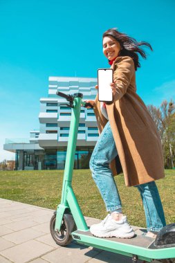 Elektrikli scooter kiralamak. Son mil şehir aktarım aracını kullanarak kopyalamak.