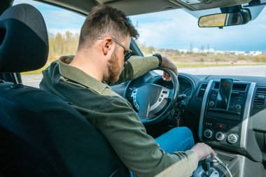 Araba yolculuğu konseptinde erkek portresi