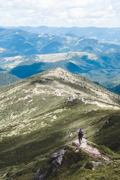 山の中の若いハイカーマン 夏のトレッキングパス コピースペース — ストック写真