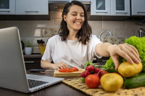 Mulher Cozinhar Verificando Receita Espaço Cópia Laptop — Fotografia de Stock