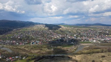 Rüzgar türbinleri yeşil yenilenebilir enerji gökyüzü bulutları