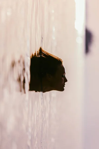 Mujer Agua Mar Las Vacaciones Verano Atardecer —  Fotos de Stock