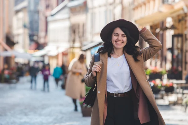 Mulher Turista Casaco Elegante Chapéu Espaço Cópia Rua Cidade Europeia — Fotografia de Stock