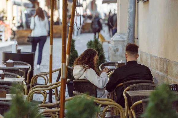 Львов Украина Апреля 2021 Года Люди Сидящие Открытом Кафе — стоковое фото