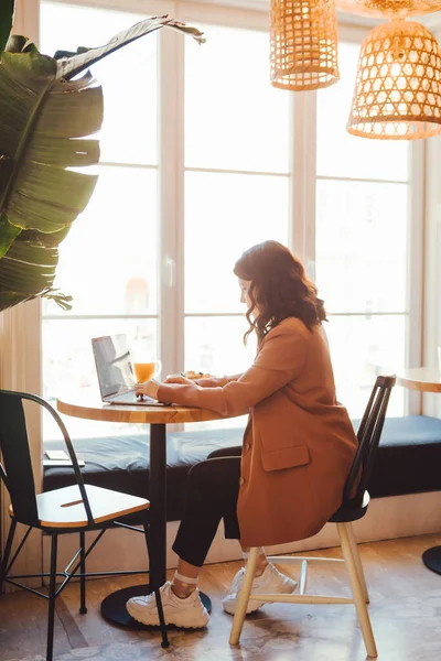 Femeie Zâmbitoare Freelancer Cafenea Spațiu Copiere Laptop — Fotografie, imagine de stoc