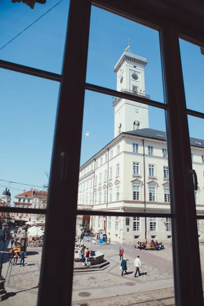 Vista Através Janela Prefeitura Lviv Com Torre Relógio Antiga Cidade — Fotografia de Stock