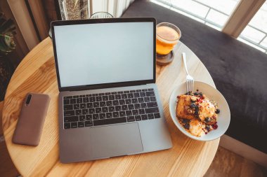Kafe fotokopi alanındaki beyaz ekranlı kafedeki dizüstü bilgisayar.