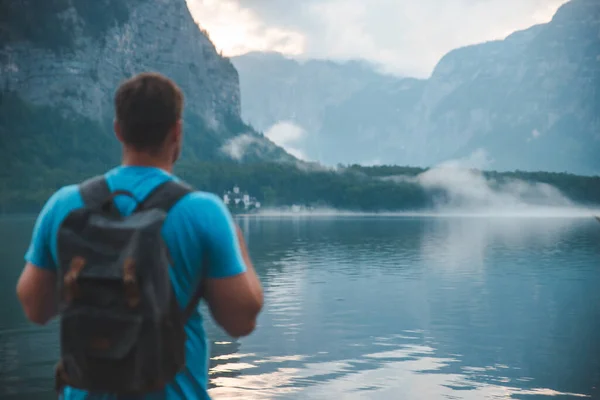 Άνθρωπος Σακίδιο Κοιτάζοντας Hallstatt Θάλασσα Ομιχλώδης Καιρός — Φωτογραφία Αρχείου