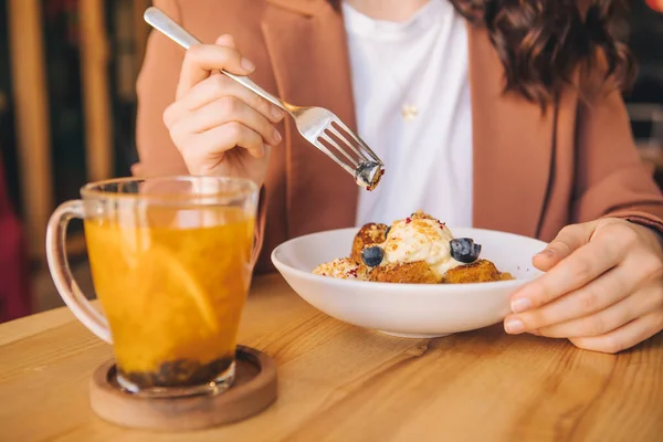 Sonriente Hermosa Mujer Cafetería Comiendo Pastel Con Helado Arándanos Naranja — Foto de Stock