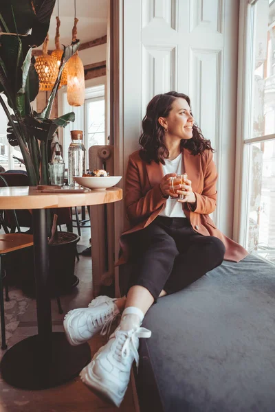 Lächelnde Frau Sitzt Café Und Trinkt Tee Und Schaut Ins — Stockfoto