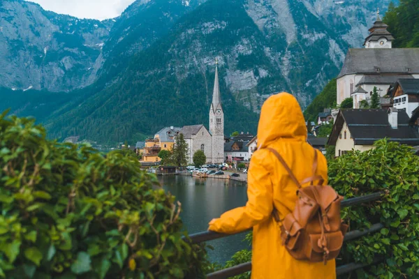 Γυναίκα Κίτρινο Αδιάβροχο Κοιτάζοντας Hallstatt Πόλη Πανοραμική Θέα — Φωτογραφία Αρχείου