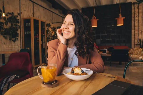 Glimlachende Vrouw Freelancer Cafe Met Laptop Kopieerruimte — Stockfoto