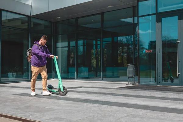 Joven Paseo Patada Eléctrica Scooter Lista Edificios Oficinas Milla Transporte —  Fotos de Stock